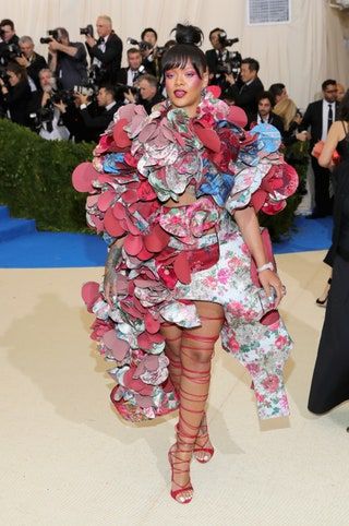 Bild könnte enthalten Kleidung Kleidung Rihanna Mensch Person Mode Menge Robe und Kleid