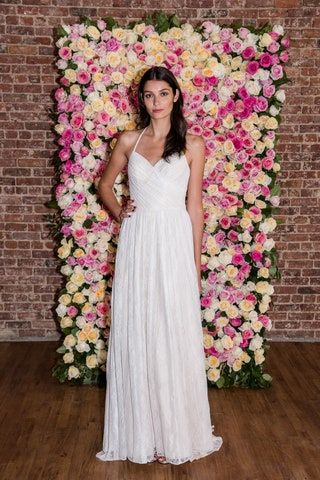 Bild könnte enthalten Kleidung Kleidung Mensch Pflanze Blume Blüte Blumenschmuck Robe Mode und Kleid