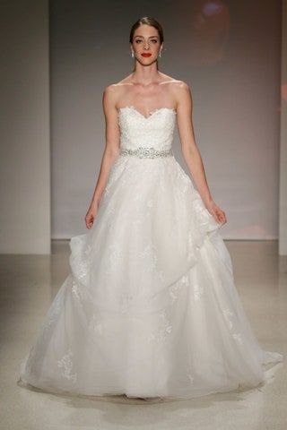 Dieses Bild kann enthalten Kleidung Kleidung Abendkleid Robe Mode Kleid Menschliche Person Kleid und Hochzeit