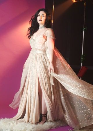 Bild könnte enthalten Kleidung Kleidung Abendkleid Kleid Robe Mode Menschliche Person Weibliches Hochzeitskleid und Hochzeit