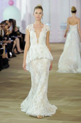 Bild kann enthalten Kleidung Kleidung Menschliche Person Hochzeitskleid Kleid Hochzeitsrobe und Mode