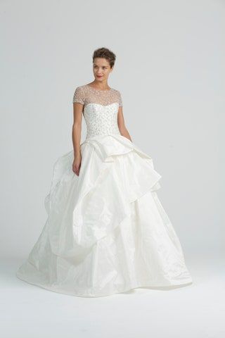 Bild kann enthalten Kleidung Kleidung Kleid Hochzeit Hochzeitskleid Robe Mode Weiblich Mensch Person Kleid und Frau