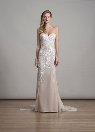 Bild könnte enthalten Kleidung Kleidung Kleid Menschliche Person Robe Mode Hochzeit Hochzeitskleid Kleid und Abendkleid
