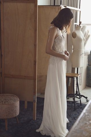 Dieses Bild kann enthalten Kleidung Kleidung Mode Abendkleid Kleid Robe Möbel Stuhl Mensch und Hochzeit
