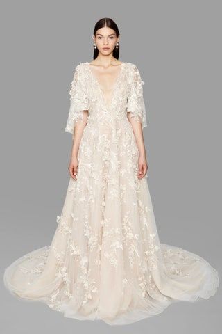 Bild könnte enthalten Kleidung Kleidung Brautkleid Kleid Hochzeitsrobe Mode Mensch und Mariacarla Boscono
