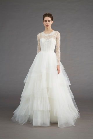Dieses Bild kann enthalten Kleidung Kleidung Robe Mode Menschliche Person Hochzeitskleid Hochzeitskleid und Braut