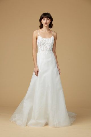 Dieses Bild kann enthalten Kleidung Kleidung Hochzeitsmode Kleid Robe Hochzeitskleid Kleid Mensch und Frau