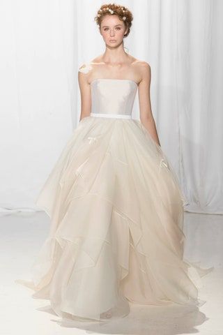 Bild kann enthalten Kleidung Kleidung Hochzeitsmode Hochzeitskleid Kleid Robe Menschliche Person Kleid und Abendkleid