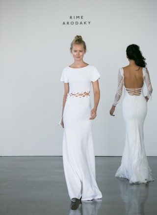 Dieses Bild kann enthalten Kleidung Kleidung Robe Mode Abendkleid Kleid Mensch Person Kleid und weiblich