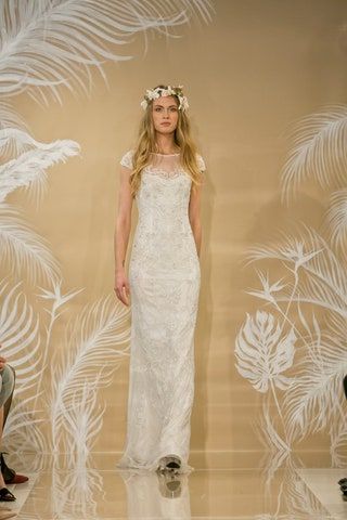 Bild kann enthalten Kleidung Kleidung Menschliche Person Spitze Mode Robe Kleid Hochzeits- und Hochzeitskleid