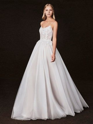 Bild kann enthalten Kleidung Kleidung Hochzeitsrobe Mode Hochzeitskleid Kleid Menschliche Person Kleid und Abendkleid