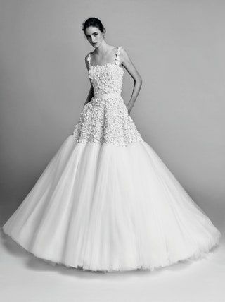 Bild könnte enthalten Kleidung Kleidung Brautkleid Kleid Hochzeitsrobe Mode Abendkleid Mensch und Kleid