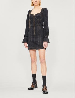 La imagen puede contener Ropa Ropa Persona humana Vestido Abrigo Abrigo Traje femenino Mujer y chaqueta