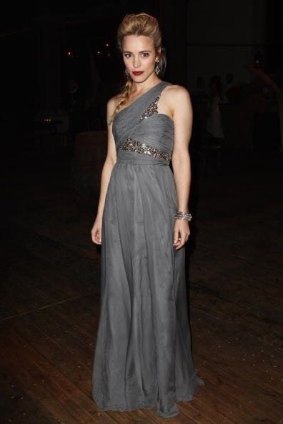 La imagen puede contener Ropa Ropa Bata Vestido de noche Vestido de moda Vestido Rachel McAdams Humano Mujer y persona