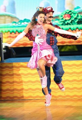 Slika lahko vsebuje Plesna poza Prosti čas Dejavnosti Oblačila Obutev Oblačila Čevelj Sadie Robertson Človek in oseba
