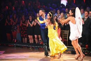 Slika lahko vsebuje Valentin Chmerkovskiy Plesna poza Leisure Activities Human Person Night Life in Danica McKellar