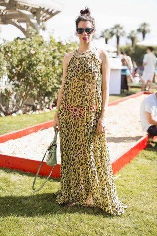 La imagen puede contener Persona humana Ropa Ropa Gafas de sol Accesorios Accesorio Planta de césped Vacaciones y vestido