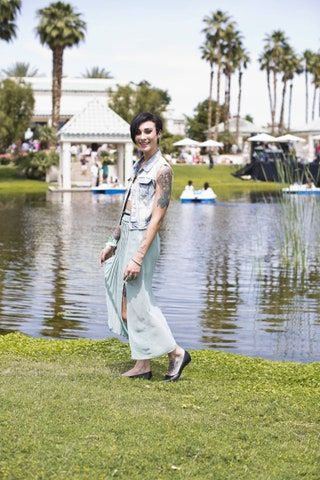 La imagen puede contener Ropa Vestimenta Persona humana Hierba Planta Bata Vestido de noche Vestido de moda Mujer y mujer
