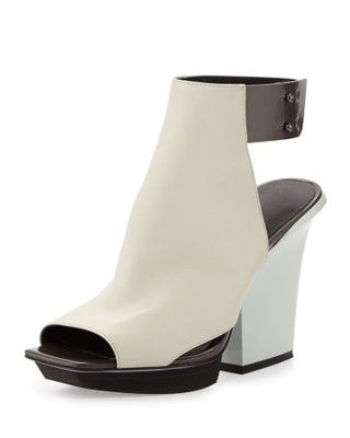 Nuotraukoje gali būti Drabužiai Drabužiai „Wedge Footwear“ aukštakulniai ir batai