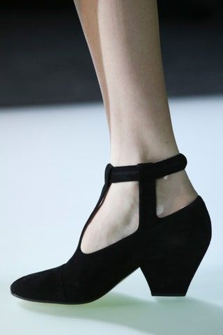 Nuotraukoje gali būti Drabužiai Drabužiai Batai Avalynė High Heel Human Person ir Kulnas
