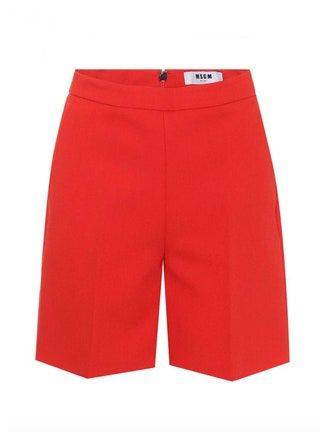 Dieses Bild kann Bekleidung Shorts Bekleidung und Teppich enthalten