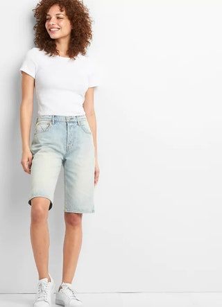 Dieses Bild kann Kleidung Shorts Kleidung Mensch und Person enthalten