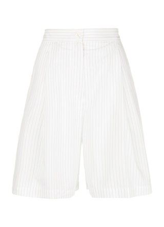 Bild kann Kleidung Shorts Kleidung Rock und Hose enthalten