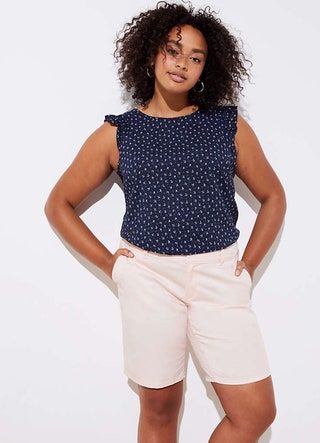 Dieses Bild enthält möglicherweise Kleidung Kleidung Menschliche Person Shorts Bluse und Nuella Njubigbo