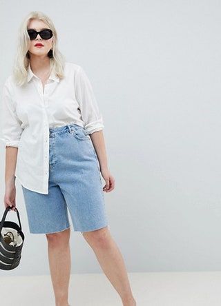 Bild kann enthalten Kleidung Kleidung Menschliche Person Shorts Sonnenbrillen Zubehör Zubehör und Damen