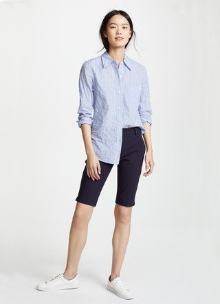 Dieses Bild kann enthalten Kleidung Kleidung Shorts Menschliche Person Weibliches Hemd und Frau