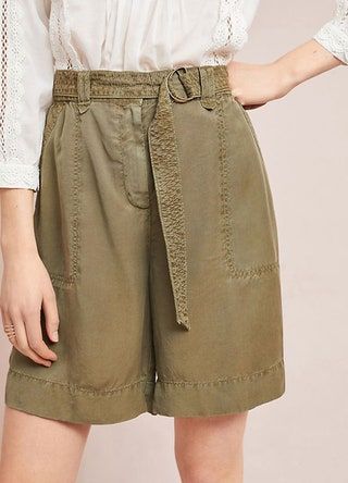 Bild kann enthalten Kleidung Shorts Kleidung Khaki Mensch und Person