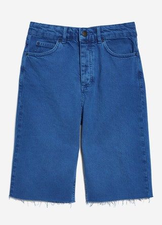 Bild kann enthalten Kleidung Shorts Kleidung Hosen Denim und Jeans