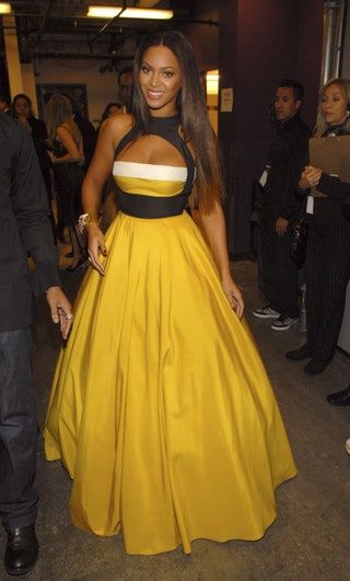 Bild könnte enthalten Mensch Beyonc Kleidung Bekleidung Mode Abendkleid Kleid Robe Schuhe und Schuhe