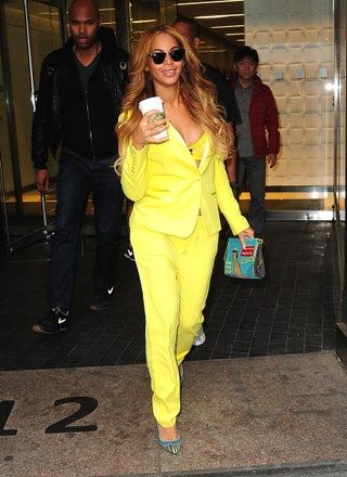 Bild kann enthalten Kleidung Bekleidung Sonnenbrillen Zubehör Zubehör Menschlicher Mensch Schuhe Schuh Beyonc und Mantel