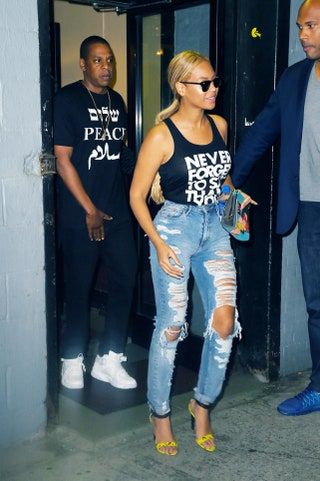 Das Bild kann enthalten Jay Z Hosen Kleidung Bekleidung Menschlicher Mensch Schuhe Schuh Jeans Denim Sonnenbrillen und Zubehör