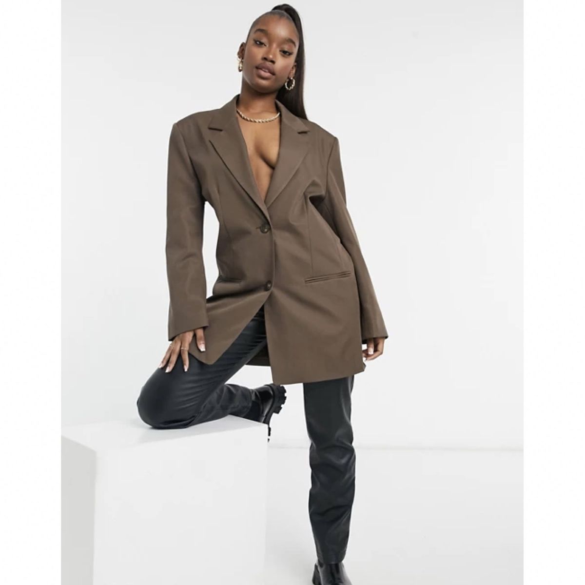 modelo con chaqueta larga marrón