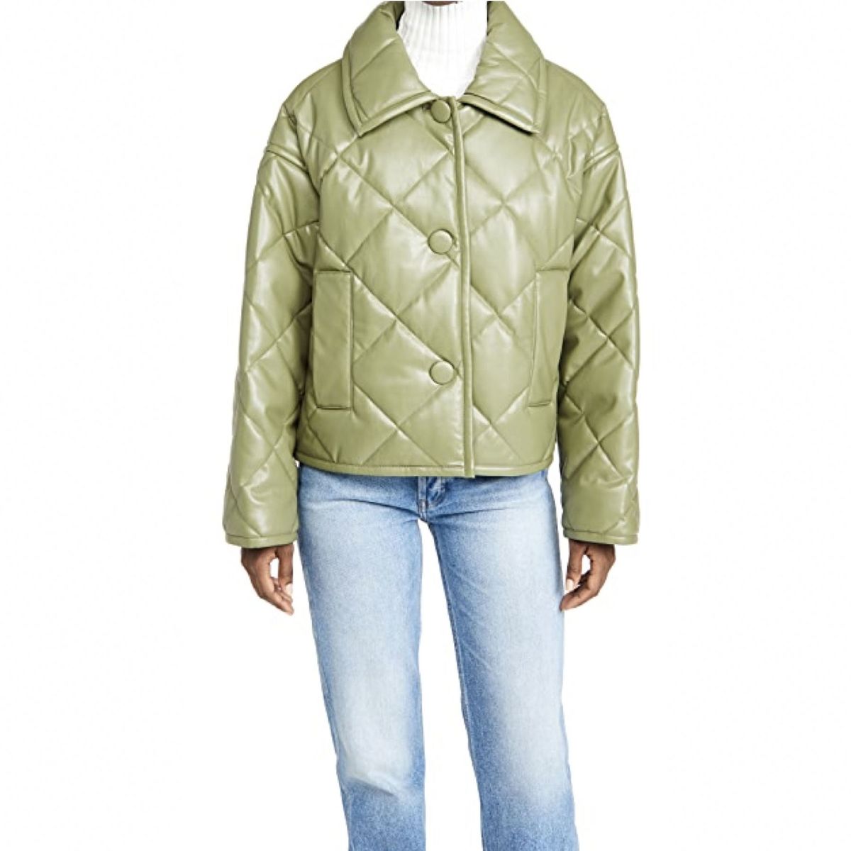 modelo vistiendo chaqueta acolchada verde con jeans