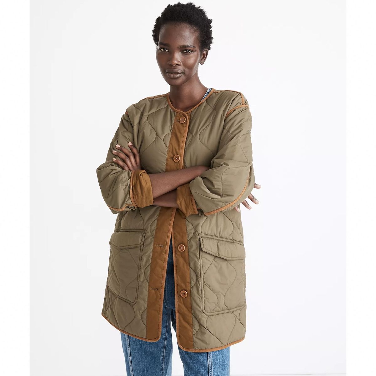 modelo vistiendo verde militar y chaqueta acolchada camel