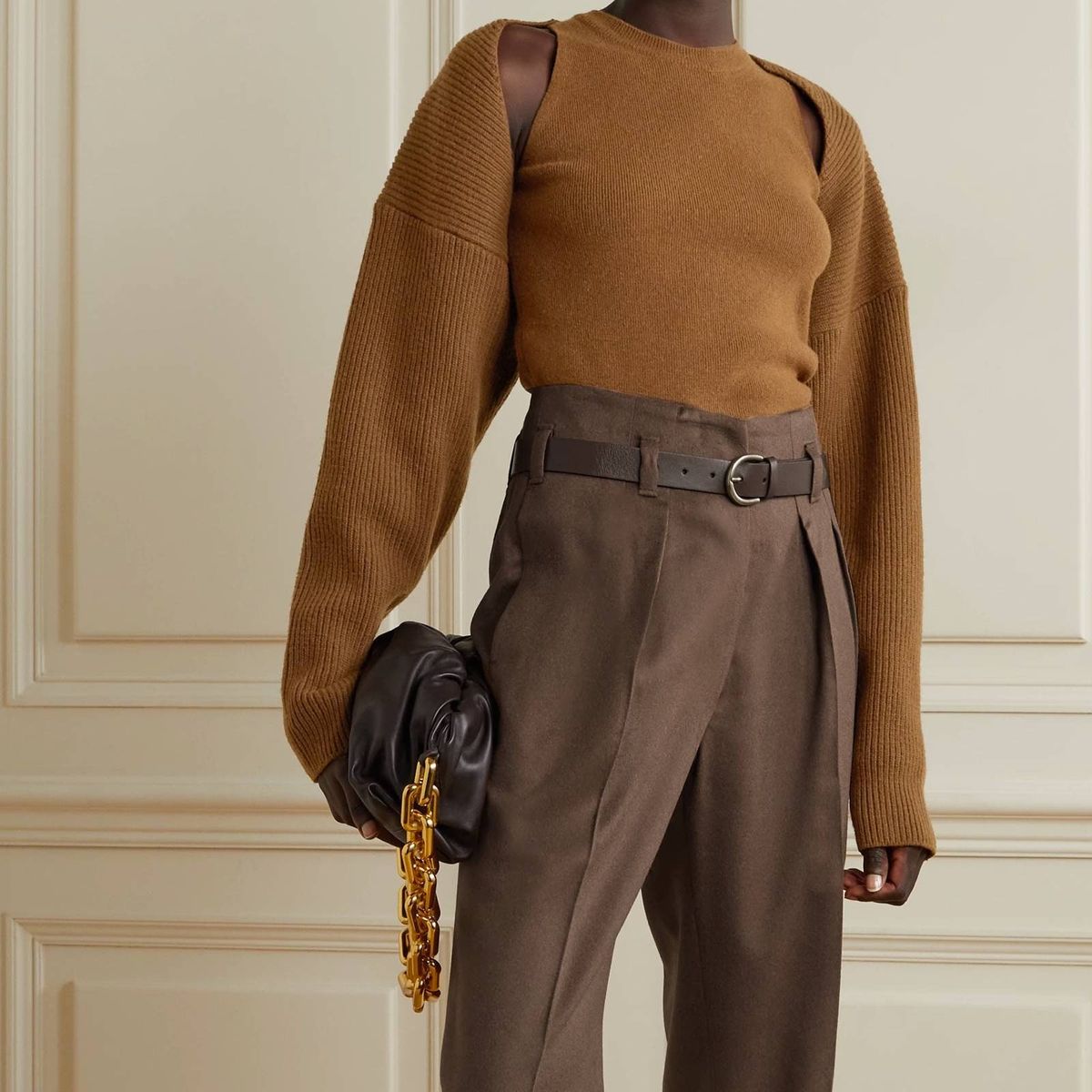 modelo con mangas de suéter de canalé marrón con tanque a juego y pantalones marrones