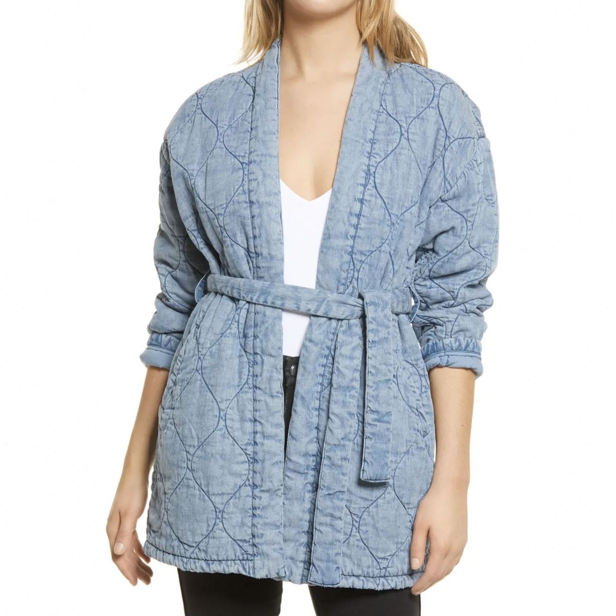 chaqueta azul acolchada con cinturón