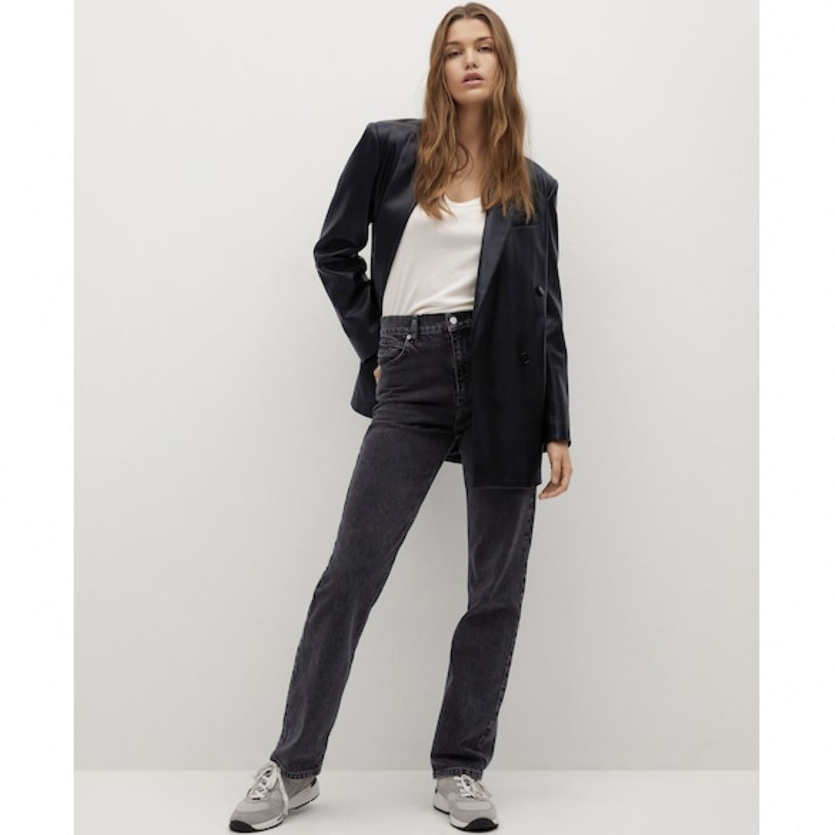 modelo con blazer negro