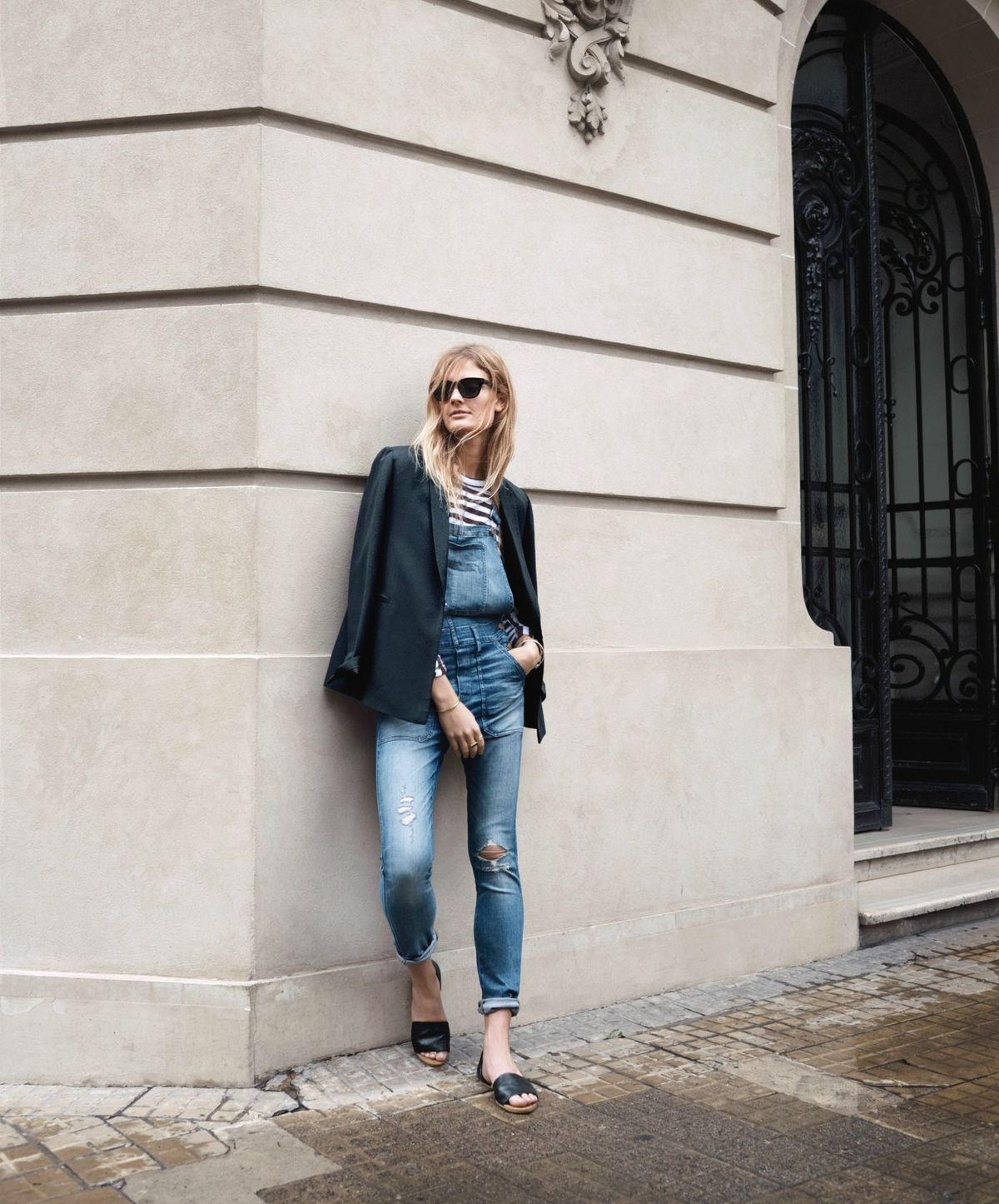 La imagen puede contener Pantalones Ropa Ropa Jeans Denim Persona humana Gafas de sol Accesorios Accesorio y calzado
