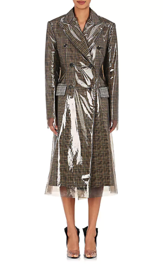 Bild kann enthalten Kleidung Bekleidung Mantel Mantel Trenchcoat Mensch und Person