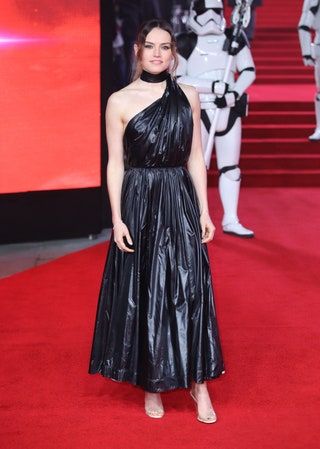 La imagen puede contener Daisy Ridley Moda Persona humana Estreno Alfombra roja Alfombra roja Estreno Falda y ropa