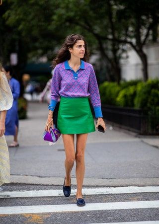 Slika lahko vsebuje Leandra Medine Oblačila Oblačila Človeška oseba Žensko krilo Ženska obutev in mini krilo