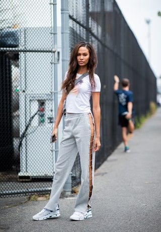 Slika lahko vsebuje Joan Smalls Človeška oseba Oblačila Oblačila Čevlji Obutev Ženska Ženska in Hlače