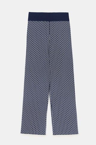 Bild kann Kleidung, Kleidung, Hose und Teppich enthalten