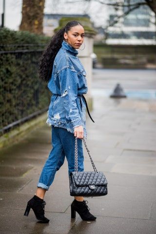 La imagen puede contener Ropa Ropa Pantalones Persona humana Calzado Zapatos Vaqueros y cabello