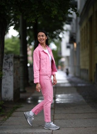 La imagen puede contener Ropa Calzado Ropa Humano y Persona