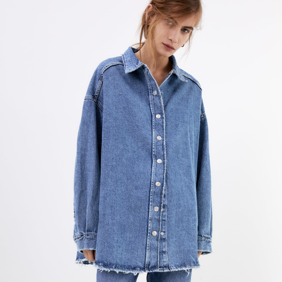 La imagen puede contener: ropa, indumentaria, manga, pantalones, manga larga, mezclilla, jeans, camisa, humano y persona